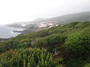 Costa da região de São Caetano, mostrando áreas desabitadas da Terra de Pão, com a freguesia de São Caetano ao fundo.