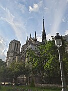 Réverbère devant la Cathédrale Notre-Dame de Paris