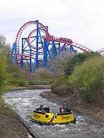 Die Achterbahn mit einem Boot des Rapid River El Rio Grande im Vordergrund