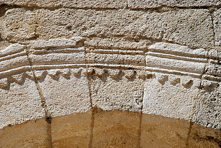 Détail de la frise de dents-de-scie de la chapelle Saint-Amant de Théziers.