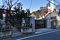 大山稲荷神社と都知事公館跡地、後方にBunkamura