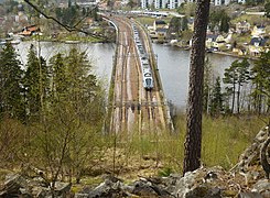 Ett pendeltåg på väg in i tunneln under reservatet.