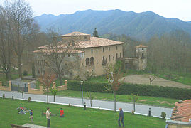 Vista general de la masía El Cavaller de Vidrà.