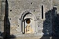 Une porte sud de l’église Saint-Martin avec bas-relief représentant saint Martin.