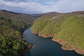 Ракав на езерото со едно од маалата на истоименото село