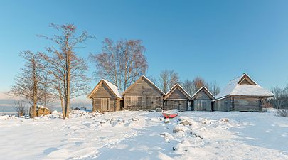 Cabanes de pêcheurs sur la rive sud du Golfe de Finlande dans le village de pêcheurs d'Altja au Parc national de Lahemaa.