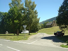 Après Garin, la chapelle Saint-Pierre et la stèle en l’honneur de Pierre de Gorsse.