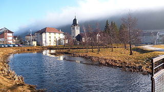 Vue du village, avec son église.