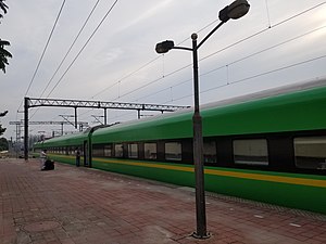 D710次列车停靠在沧州站1站台