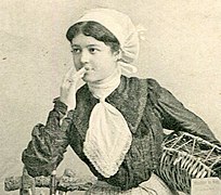 Photographie ancienne représentant une femme portant la coiffe.