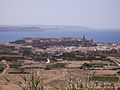 Fort Chambray von Nadur aus gesehen, im Hintergrund die Hauptinsel Malta