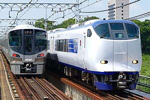 阪和線の普通列車と特急「はるか」 （2017年7月 浅香駅）