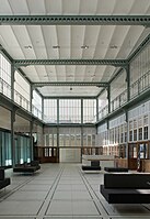 Intérieur de la salle des guichets de l'ancienne gare de marchandises d' Anvers-Sud, actuellement Banque J. Van Breda & C°.