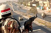 ‏חייל עיראקי עם AK-47, בעת שמירה