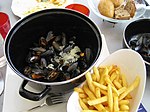 Les moules sont une spécialité du Boulonnais et du Calaisis ; le plat de moules-frites est le symbole culinaire de la braderie de Lille.