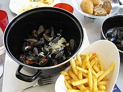 Moules au vin blanc et frites.