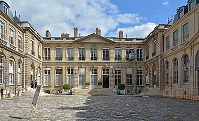 Façade du corps de logis, sur cour. Le perron central, inexistant dans les plans initiaux, est construit sur ordre de Mathieu-François Molé dans la deuxième moitié du XVIIIe siècle. Auparavant, l'entrée se fait par les deux perrons latéraux, encore visibles