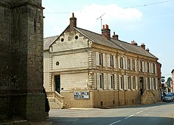 La maison datée de 1806, dont le pignon fait face au portail de l'église.