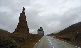 Хоспис на перевале Малый Сен-Бернар и памятник Святому Бернарду из Ментона