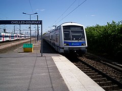 Le train HISI (actuellement HOCI) arrivant à Chelles - Gournay depuis le dépôt de Vaires-sur-Marne, prendra les voyageurs en direction d'Haussmann - Saint-Lazare.