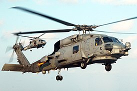 SH-60B и SH-60F во время посадки на палубу авианосца USS Kitty Hawk (CV-63)