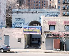 El arco visto desde el otro lado de la calle en 2015