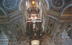 Vue de l'intérieur de la basilique avec deux des piliers de soutien de la coupole