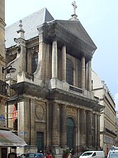 The classiscal facade on rue Saint-Honoré