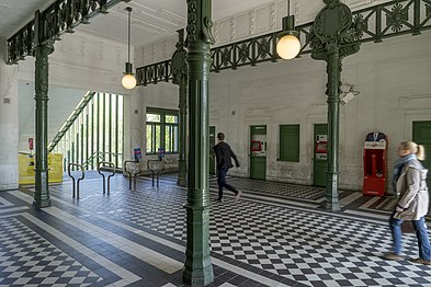 Colonnes et ornements de la salle.