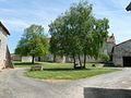 La cour intérieure, avec l'ancienne chapelle à gauche.