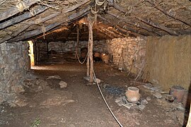 Intérieur de la cabane reconstituée.