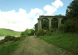 Les arches des culées subsistantes du tout premier pont de Térénez qui avaient été réutilisées par celui de 1952. Ici, celles du côté d'Argol, au sud, formant un belvédère sur la rive gauche de l'Aulne maritime.