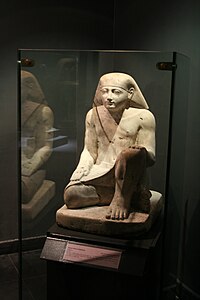 Scribe. Calcaire, H. 70 cm. Cachette de Karnak[5], r. de Néchao II. Musée national d'Alexandrie