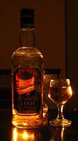 زجاجة مع كأس من "Linje" لمشروب أكفافيت النرويجي