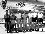 L'équipage de l'Enola Gay pendant la Seconde Guerre mondiale, avec le pilote Paul Tibbets au milieu.