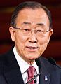 Ban Ki-moon (2016), secrétaire général de l’Organisation des Nations unies[83].