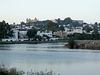 Lagune du port militaire dominée par la cathédrale Saint-Louis de Carthage