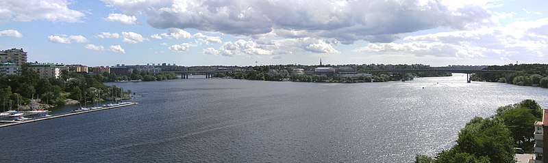 Essingefjärden, vy från Tranebergsbron mot syd. Till vänster syns Fredhäll, rakt fram Stora Essingen med Essinge kyrkans torn och till höger skymtar en del av Tranebergs strand.