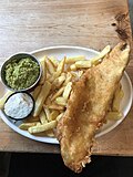 Fish, chips, tartare sauce und mushy peas (= Erbsenpüree)