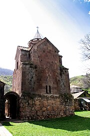 La tour-clocher, sur la droite, et la galerie couverte.