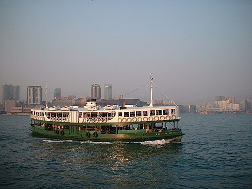 De Meridian Star (午星號) van Star Ferry tijdens de overtocht door Victoria Harbour, bij de Wan Chai Ferry Pier, Hong Kong.