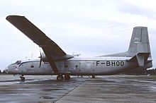 Vue d'un avion HD-34 garé. Il porte l'insigne de l'IGN sur la dérive et sous le pare-brise du cockpit.