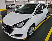 foto de um Hyundai HB20 2019 branco, estacionado em garagem coberta. Foto tirada a partir da lateral esquerda do carro, mostrando frente e lateral.