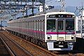 京王7000系電車。通過標識灯が窓上、後部標識灯が窓下にある例。前部標識灯の下に後部標識灯がある。