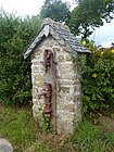 Sept-Saints : ancienne pompe sur la place du hameau.