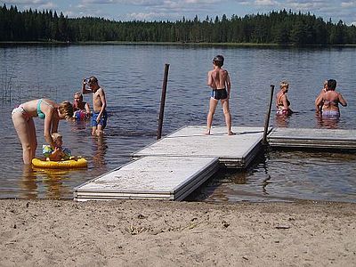 Sítio de banho (badplats) no lago Röjesjön