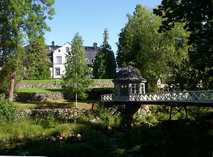 Fasad mot syd med gångbron och lusthuset