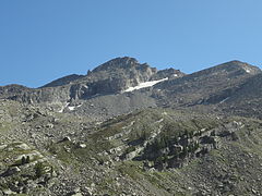 Vue de la Tête de l'Estrop de la commune de Méolans-Revel, avec le reliquat du glacier de la Blanche.