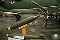 博物館內展示的蛇眼炸彈，蛇眼炸彈是由Mk.81／82彈體尾部增裝Mk.15減速裝置，減緩炸彈落地時間，讓對地密接支援任務的戰機有時間離開爆炸涵蓋區域