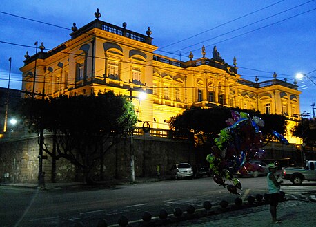 Fachada principal à noite.